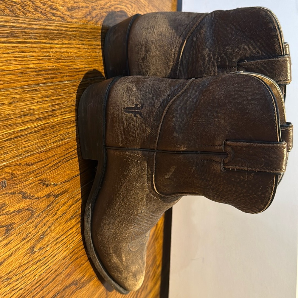 Frye Billy short distressed women’s boots size 9